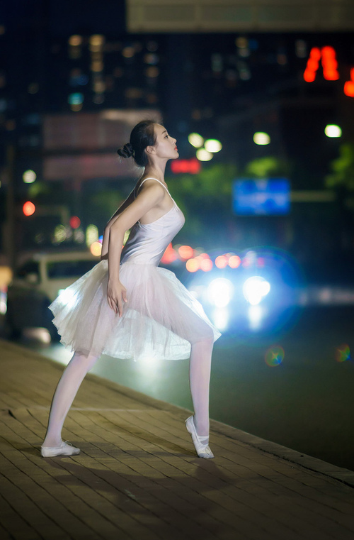 开云体育入口-划频变化揭示蝶泳节奏控制，蝶泳划水动作